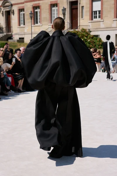 Look 16